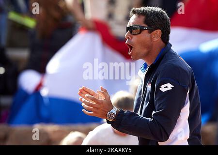 Ramon Delgado, Hauptmann von Paraguay, reagiert während eines Tages im Centro de Tenis La Manga Club am 21. April 2018 in La Manga, Spanien, auf das Spiel der Fedcup World Group II Play-offs zwischen Spanien und Paraguay (Foto: David Aliaga/NurPhoto) Stockfoto