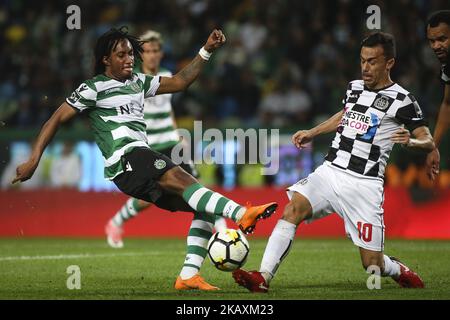 Der Sportstar Gelson Martins (L) steht am 22. April 2018 beim Fußballspiel der Portugiesischen Liga zwischen Sporting CP und Boavista FC im Alvalade Stadium in Lissabon mit Boavistas Torwart Raphael Spiegel auf dem Spiel. (Foto von Carlos Costa/NurPhoto) Stockfoto