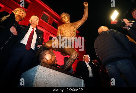 Bayern, Nördlingen: Am 03. November 2022 steht Uschi Müller, Witwe von Gerd Müller und Herbert Hainer, Präsident des FC Bayern (l), nach der Enthüllung neben einer Statue des ehemaligen Torschützers Gerd Müller. Foto: Karl-Josef Hildenbrand/dpa Stockfoto