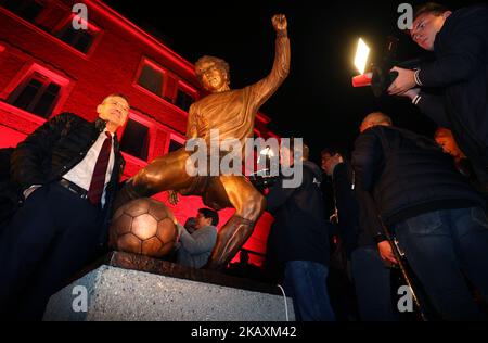 Bayern, Nördlingen: Am 03. November 2022 steht Herbert Hainer, Präsident des FC Bayern (l), nach der Enthüllung neben einer Statue des ehemaligen Torjäger Gerd Müller. Foto: Karl-Josef Hildenbrand/dpa Stockfoto