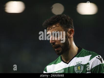 Der Sporting-Mittelfeldspieler Bruno Fernandes blickt während des Fußballspiels der Portugiesischen Liga zwischen Sporting CP und dem Boavista FC am 22. April 2018 im Alvalade-Stadion in Lissabon auf. (Foto von Carlos Costa/NurPhoto) Stockfoto