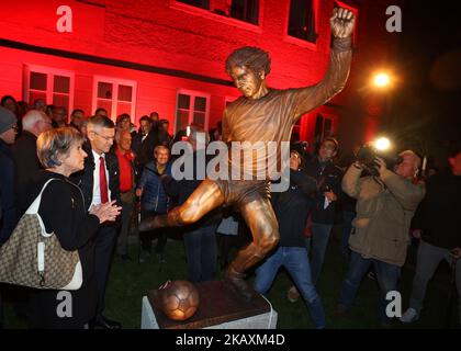 Bayern, Nördlingen: Am 03. November 2022 steht Uschi Müller, Witwe von Gerd Müller und Herbert Hainer, Präsident des FC Bayern (l), nach der Enthüllung neben einer Statue des ehemaligen Torschützers Gerd Müller. Foto: Karl-Josef Hildenbrand/dpa Stockfoto