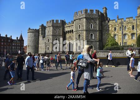 Das tägliche Leben ist abgebildet, wenn die Sonne scheint, Windsor am 22. April 2018. In der St. George's Chapel im Schloss Windsor wird die Hochzeit von Prinz Harry und Meghan Markle gefeiert. Die Stadt, die ihren Namen der königlichen Familie gibt, ist bereit für die Ereignisse, als die Geschäfte begannen, die offiziellen Waren des Paares zu verkaufen. (Foto von Alberto Pezzali/NurPhoto) Stockfoto