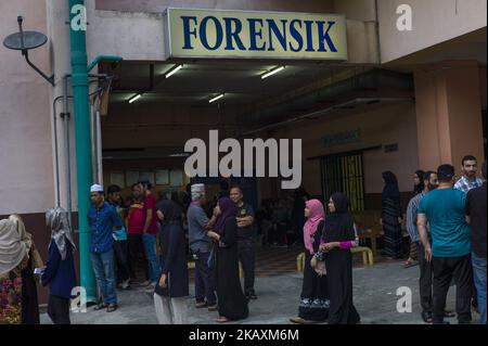 Studenten des British Malaysian Institute der University Kuala Lumpur werden am 22. April 2018 im Krankenhaus Selayang in Kuala Lumpur, Malaysia, fotografiert. Fadi Mohammad al-Batsch, ein palästinensischer Wissenschaftler und ein Vortrag des Britischen Malaysischen Instituts der Universität Kuala Lumpur (35), wurde am 21. April, Samstag, von zwei Angreifern in der malaysischen Hauptstadt Kuala Lumpur getötet. Fadi al-Batsch ist palästinensischer Akademiker und Mitglied der Hamas. (Foto von Chris Jung/NurPhoto) Stockfoto