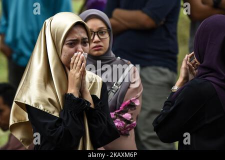 Studenten des British Malaysischen Instituts der Universität Kuala Lumpur weinen bitter, nachdem sie am 22. April 2018 einen Leichnam ihres Vortrags, Fadi Mohammad al-Batsh(35), vor dem Gerichtsmediziner des Selayang-Krankenhauses in Kuala Lumpur, Malaysia, gesehen haben. Fadi Mohammad al-Batsch, ein palästinensischer Wissenschaftler und ein Vortrag des Britischen Malaysischen Instituts der Universität Kuala Lumpur (35), wurde am 21. April, Samstag, von zwei Angreifern in der malaysischen Hauptstadt Kuala Lumpur getötet. Fadi al-Batsch ist palästinensischer Akademiker und Mitglied der Hamas. (Foto von Chris Jung/NurPhoto) Stockfoto