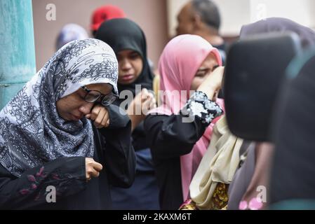 Studenten des British Malaysischen Instituts der Universität Kuala Lumpur weinen bitter, nachdem sie am 22. April 2018 einen Leichnam ihres Vortrags, Fadi Mohammad al-Batsh(35), vor dem Gerichtsmediziner des Selayang-Krankenhauses in Kuala Lumpur, Malaysia, gesehen haben. Fadi Mohammad al-Batsch, ein palästinensischer Wissenschaftler und ein Vortrag des Britischen Malaysischen Instituts der Universität Kuala Lumpur (35), wurde am 21. April, Samstag, von zwei Angreifern in der malaysischen Hauptstadt Kuala Lumpur getötet. Fadi al-Batsch ist palästinensischer Akademiker und Mitglied der Hamas. (Foto von Chris Jung/NurPhoto) Stockfoto