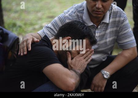 Studenten des British Malaysischen Instituts der Universität Kuala Lumpur weinen bitter, nachdem sie am 22. April 2018 einen Leichnam ihres Vortrags, Fadi Mohammad al-Batsh(35), vor dem Gerichtsmediziner des Selayang-Krankenhauses in Kuala Lumpur, Malaysia, gesehen haben. Fadi Mohammad al-Batsch, ein palästinensischer Wissenschaftler und ein Vortrag des Britischen Malaysischen Instituts der Universität Kuala Lumpur (35), wurde am 21. April, Samstag, von zwei Angreifern in der malaysischen Hauptstadt Kuala Lumpur getötet. Fadi al-Batsch ist palästinensischer Akademiker und Mitglied der Hamas. (Foto von Chris Jung/NurPhoto) Stockfoto