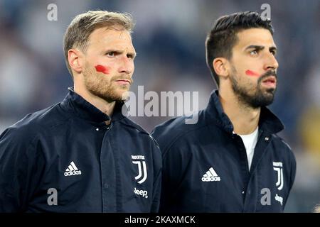 Benedikt Howedes und Sami Khedira von Juventus gingen mit einem roten Streifen auf ihren Wangen als Teil einer Social-Media-Initiative gegen Gewalt gegen Frauen während der Serie Ein Spiel zwischen Juventus und SSC Napoli am 22. April 2018 in Turin, Italien, auf den Platz. (Foto von Matteo Ciambelli/NurPhoto) Stockfoto