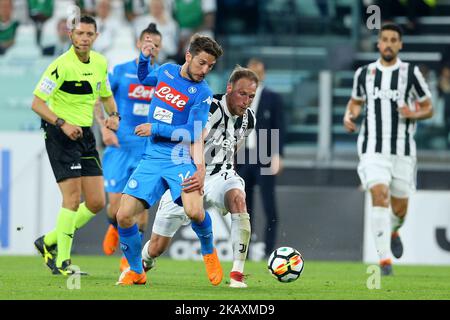 Dries Mertens von Neapel und Benedikt Howedes von Juventus während der Serie Ein Spiel zwischen Juventus und SSC Napoli am 22. April 2018 in Turin, Italien. (Foto von Matteo Ciambelli/NurPhoto) Stockfoto