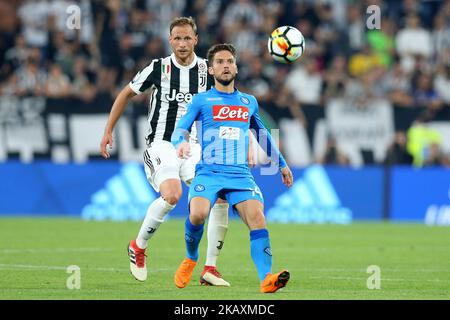 Benedikt Howedes von Juventus und Dries Mertens von Napoli während der Serie Ein Spiel zwischen Juventus und SSC Napoli am 22. April 2018 in Turin, Italien. (Foto von Matteo Ciambelli/NurPhoto) Stockfoto