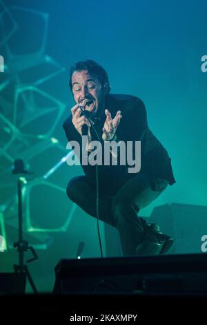 Tom Smith von der englischen Rockband Editors auf der Bühne, als sie am 22.. April 2018 im Ippodromo San Siro in Mailand, Italien, auftreten. (Foto von Romano Nunziato/NurPhoto) Stockfoto