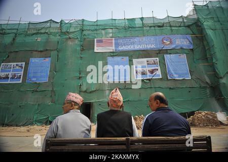 Nepalesische Menschen beobachten Gaddi Baithak, das am 25. April 2015 zerstört wurde Gorkha Erdbeben erinnerte sich während des dritten Jahrestages in Kathmandu, Nepal am Mittwoch, 25. April 2018. Die meisten der jahrhundertealten Denkmäler und Häuser wurden bei dem katastrophalen Erdbeben der Stärke 7,8, bei dem mehr als 9.000 Menschen ums Leben kamen und Tausende verletzt wurden, vollständig oder teilweise zerstört. (Foto von Narayan Maharjan/NurPhoto) Stockfoto