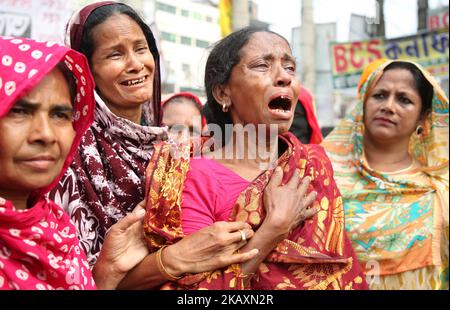 Eine Verwandte eines Opfers, das beim Einsturz des Rana Plaza-Gebäudes getötet wurde, reagiert darauf, als sie und andere am 24. April 2018 den fünften Jahrestag der Katastrophe an dem Ort begehen, an dem das Gebäude in Savar in Dhaka, Bangladesch, einst stand. Die Rana plaza Gebäude kollabierte war die worldâ €™s schlimmsten Bekleidungsfabrik Katastrophe, wo mehr als 1.100 Menschen im Jahr 2013 getötet. (Foto von Sony Ramany/NurPhoto) Stockfoto