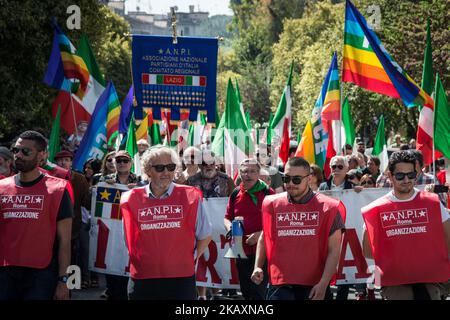 Demonstration zur Erinnerung an den Befreiungstag in der Innenstadt von Rom, der Tag erinnert an die Befreiung Italiens von der Nazi-Besatzung während des Zweiten Weltkriegs am 25. April 2018 in Rom, Italien (Foto: Andrea Ronchini/NurPhoto) Stockfoto