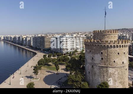 Luftaufnahmen von einer Drohne des Denkmals und Symbols von Thessaloniki, dem Weißen Turm in Thessaloniki, Griechenland, am 25. April 2018. Der Turm befindet sich am Wasser in Thessaloniki, es funktioniert als Museum mit der Geschichte der Stadt sowie mit einigen temporären Ausstellungen. Der Turm wurde in dieser Form im 15.. Jahrhundert als Teil einer Festung erbaut. (Foto von Nicolas Economou/NurPhoto) Stockfoto