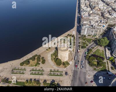 Luftaufnahmen von einer Drohne des Denkmals und Symbols von Thessaloniki, dem Weißen Turm in Thessaloniki, Griechenland, am 25. April 2018. Der Turm befindet sich am Wasser in Thessaloniki, es funktioniert als Museum mit der Geschichte der Stadt sowie mit einigen temporären Ausstellungen. Der Turm wurde in dieser Form im 15.. Jahrhundert als Teil einer Festung erbaut. (Foto von Nicolas Economou/NurPhoto) Stockfoto