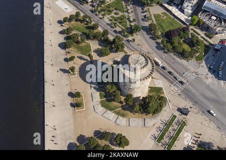 Luftaufnahmen von einer Drohne des Denkmals und Symbols von Thessaloniki, dem Weißen Turm in Thessaloniki, Griechenland, am 25. April 2018. Der Turm befindet sich am Wasser in Thessaloniki, es funktioniert als Museum mit der Geschichte der Stadt sowie mit einigen temporären Ausstellungen. Der Turm wurde in dieser Form im 15.. Jahrhundert als Teil einer Festung erbaut. (Foto von Nicolas Economou/NurPhoto) Stockfoto