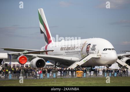 Ein Airbus A380 von Emirates Airlines ist während der Innovation and Leadership in Aerospace (ILA) Exhibition 2018 in Schönefeld am 25. April 2018 abgebildet. Die Internationale Ausstellung für Luft- und Raumfahrt beherbergt rund 1.000 Aussteller und findet vom 25. Bis 29. April 2018 statt. (Foto von Emmanuele Contini/NurPhoto) Stockfoto