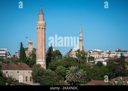 Das Minarett Yivli (links) überragt den Saat Kulesi, den Uhrenturm, und die Tekeli-Mehmet-Pasa-Moschee in Kaleici, der historischen Altstadt von Antalya, einem wichtigen Sommerziel für den Tourismus an der türkischen Mittelmeerküste. Foto vom 23. April 2018. (Foto von Diego Cupolo/NurPhoto) Stockfoto