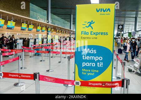 Bogota Colombia, internationaler Flughafen El Dorado Aeropuerto Internacional El Dorado Terminal im Inneren des Check-in-Schalters Warteschlangen Stockfoto