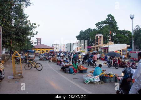 Jagdalpur, Chhattisgarh, Indien am 24.. Oktober 2022 - ein kleiner Stammesmarkt in der Nähe des Danteshwari-Tempels Stockfoto