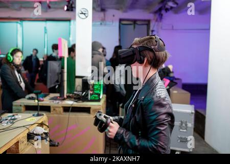 Besucher nutzen Virtual-Reality-Headsets während der International Games Week am 26. April 2018 in Berlin. Vom 24. April bis zum Ende der Woche ist Berlin das Mekka der Computerspiel-Fans aus aller Welt. Das Festival bringt unabhängige Spieleentwickler, digitale Kreative und Game-Enthusiasten zusammen. Gegründet 2008 als internationales Label im Bereich der unabhängigen und alternativen Spiele, spielerischen Medien und Spielkultur. Das Festival bietet Ausstellungen, Konferenzen, Workshops, Spielvitrinen und Spielejams. Ein LABYRINTH. Stellt den aktuellen Stand der künstlerischen und experimentellen Spiel Stockfoto