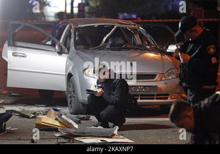 Polizeiexperten untersuchen am 28. April 2018 den Schauplatz einer Granatenexplosion in Kiew, Ukraine. Ein nicht identifizierter Mann wurde getötet und ein anderer verletzt, nachdem eine Granate in einem Auto explodierte, wie lokale Medien berichteten. (Foto von STR/NurPhoto) Stockfoto