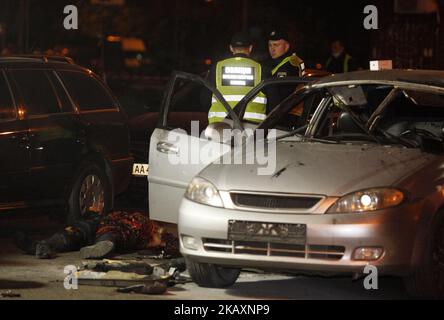 Polizeiexperten untersuchen am 28. April 2018 den Schauplatz einer Granatenexplosion in Kiew, Ukraine. Ein nicht identifizierter Mann wurde getötet und ein anderer verletzt, nachdem eine Granate in einem Auto explodierte, wie lokale Medien berichteten. (Foto von STR/NurPhoto) Stockfoto