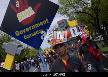Thailändische Arbeiter ziehen einen Schaumroboter mit dem Logo der Innovationsbemühungen der Regierung Thailand 4,0, während sie am 01. Mai 2018 in Bangkok, Thailand, marschieren. (Foto von Anusak Laowias/NurPhoto) Stockfoto