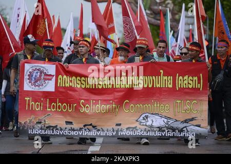 Thailändische Arbeiter versammeln sich am Demokratie-Denkmal, bevor sie am 01. Mai 2018 zum Regierungshaus in Bangkok, Thailand, marschieren. (Foto von Anusak Laowias/NurPhoto) Stockfoto