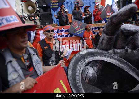 Thailändische Arbeiter versammeln sich am Demokratie-Denkmal, bevor sie am 01. Mai 2018 zum Regierungshaus in Bangkok, Thailand, marschieren. (Foto von Anusak Laowias/NurPhoto) Stockfoto