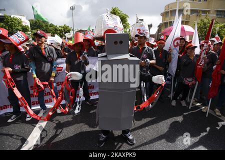 Ein thailändischer Arbeiter, der ein Roboterkostüm trägt, macht bei einem marsch zum Internationalen Arbeitertag in Bangkok, Thailand, am 01. Mai 2018 Teil. (Foto von Anusak Laowias/NurPhoto) Stockfoto