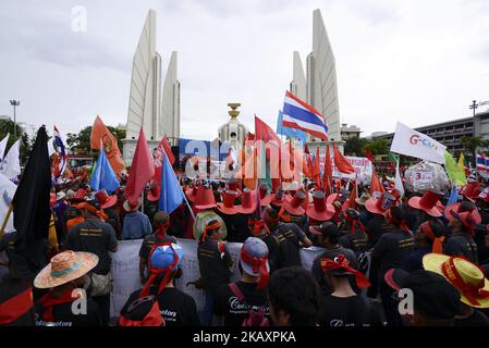 Thailändische Arbeiter versammeln sich am Demokratie-Denkmal, bevor sie am 01. Mai 2018 zum Regierungshaus in Bangkok, Thailand, marschieren. (Foto von Anusak Laowias/NurPhoto) Stockfoto