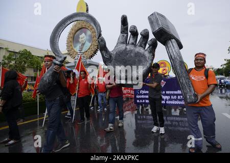Thailändische Arbeiter versammeln sich am Demokratie-Denkmal, bevor sie am 01. Mai 2018 zum Regierungshaus in Bangkok, Thailand, marschieren. (Foto von Anusak Laowias/NurPhoto) Stockfoto