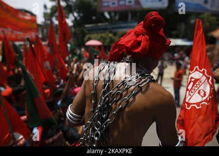 Ein bangladeschischer Arbeiter trägt eine Metallkette, als er am 01. Mai 2018 an einer Protestkundgebung am 1. Mai in Dhaka, Bangladesch, teilnimmt. Tausende von Arbeitern verschiedener Berufe nehmen an Protestkundgebungen Teil, die monatliche Mindestgehälter von 16000 TK fordern, einschließlich der Sicherheit am Arbeitsplatz. (Foto von Rehman Asad/NurPhoto) Stockfoto