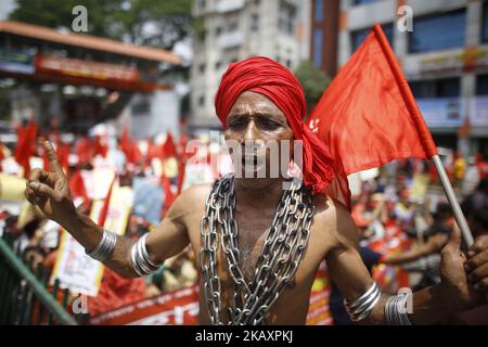 Ein bangladeschischer Arbeiter trägt eine Metallkette, als er am 01. Mai 2018 an einer Protestkundgebung am 1. Mai in Dhaka, Bangladesch, teilnimmt. Tausende von Arbeitern verschiedener Berufe nehmen an Protestkundgebungen Teil, die monatliche Mindestgehälter von 16000 TK fordern, einschließlich der Sicherheit am Arbeitsplatz. (Foto von Rehman Asad/NurPhoto) Stockfoto