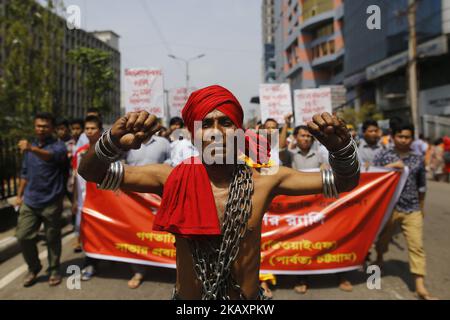 Arbeiter aus Bangladesch rufen am 01. Mai 2018 bei einer Protestkundgebung am 1. Mai in Dhaka, Bangladesch, Slogans aus. Tausende von Arbeitern verschiedener Berufe nehmen an Protestkundgebungen Teil, die monatliche Mindestgehälter von 16000 TK fordern, einschließlich der Sicherheit am Arbeitsplatz. (Foto von Rehman Asad/NurPhoto) Stockfoto