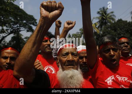 Arbeitnehmer aus Bangladesch nehmen am 01. Mai 2018 an einer Protestkundgebung am 1. Mai in Dhaka, Bangladesch, Teil. Tausende von Arbeitern verschiedener Berufe nehmen an Protestkundgebungen Teil, die monatliche Mindestgehälter von 16000 TK fordern, einschließlich der Sicherheit am Arbeitsplatz. (Foto von Rehman Asad/NurPhoto) Stockfoto