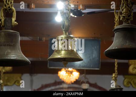 Eine rituelle Glocke, die in hinduistischen religiösen Praktiken verwendet wird. Das Klingeln der Glocke erzeugt einen als glückverheißenden Klang angesehenen Klang. Stockfoto