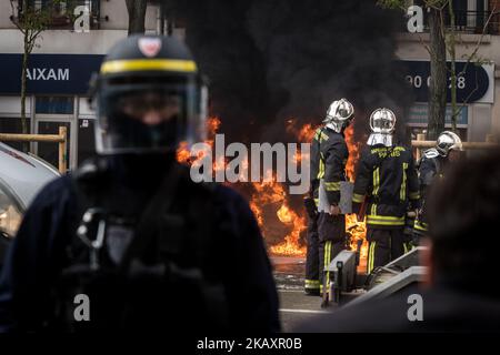 CRS-Polizeibeamte versammeln sich während einer Demonstration am Rande eines marsches zur jährlichen Arbeiterversammlung am 1. Mai 2018 in Paris. An diesem Tag jährt sich der 50. Mai 68 zum Jubiläum. Aus diesem Anlass marschierten Tausende von Menschen in den Straßen der Hauptstadt. Viele Gewaltakte markierten den Beginn der Demonstration. (Foto von Nicolas Liponne/NurPhoto) Stockfoto