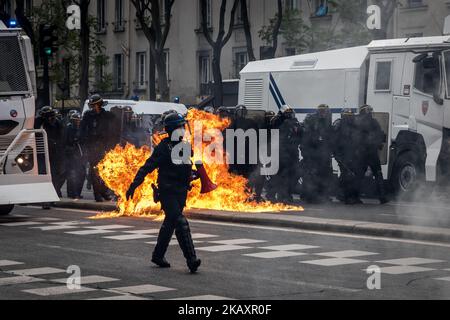 CRS-Polizeibeamte versammeln sich während einer Demonstration am Rande eines marsches zur jährlichen Arbeiterversammlung am 1. Mai 2018 in Paris. An diesem Tag jährt sich der 50. Mai 68 zum Jubiläum. Aus diesem Anlass marschierten Tausende von Menschen in den Straßen der Hauptstadt. Viele Gewaltakte markierten den Beginn der Demonstration. (Foto von Nicolas Liponne/NurPhoto) Stockfoto