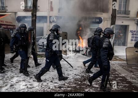 CRS-Polizeibeamte versammeln sich während einer Demonstration am Rande eines marsches zur jährlichen Arbeiterversammlung am 1. Mai 2018 in Paris. An diesem Tag jährt sich der 50. Mai 68 zum Jubiläum. Aus diesem Anlass marschierten Tausende von Menschen in den Straßen der Hauptstadt. Viele Gewaltakte markierten den Beginn der Demonstration. (Foto von Nicolas Liponne/NurPhoto) Stockfoto