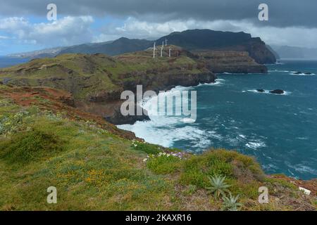 Eine malerische Aussicht auf die nordöstliche Küste der Insel Madeira vom Aussichtspunkt Ponta do rosto. Am Dienstag, den 24. April 2018, in Santa Cruz, Madeira Island, Portugal. (Foto von Artur Widak/NurPhoto) Stockfoto