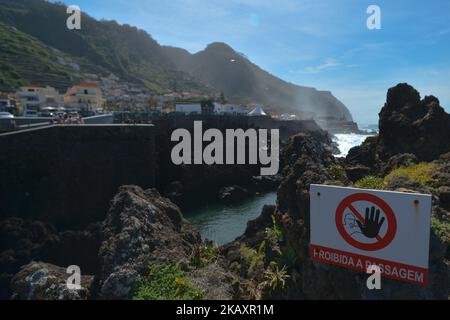 Durchgangsverbotene Schilder in der Nähe eines anaturalen Komplexes aus Lavabecken vor der Mole-Insel in Porto Moniz, der nordwestlichen Ecke der Insel Madeira. Am Dienstag, den 24. April 2018, in Porto Moniz, Madeira, Portugal. (Foto von Artur Widak/NurPhoto) Stockfoto