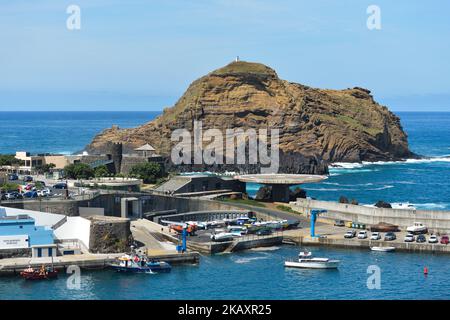 Blick auf die Insel Mole, eine Insel vor Porto Moniz, in der nordwestlichen Ecke der Insel Madeira. Am Dienstag, den 24. April 2018, in Porto Moniz, Madeira, Portugal. (Foto von Artur Widak/NurPhoto) Stockfoto