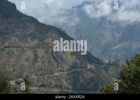 Ein malerischer Blick auf das Ribeira Brava Tal von der Serra de Agua, einer Bürgergemeinde in der Gemeinde Ribeira Brava im portugiesischen Archipel von Madeira. Am Dienstag, den 24. April 2018, in Serra de Agua, Ribeira Brava, Madeira, Portugal. (Foto von Artur Widak/NurPhoto) Stockfoto