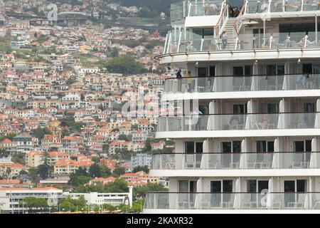 Eine Gesamtansicht von Funchal vom Design Center Nini Andrade Silva und der Mein Schiff 4 (Englisch: My Ship 4), einem Kreuzfahrtschiff von TUI Cruises, das am Kreuzfahrtterminal von Funchal angedockt ist. Am Montag, den 23. April 2018, in Funchal, Madeira, Portugal. (Foto von Artur Widak/NurPhoto) Stockfoto