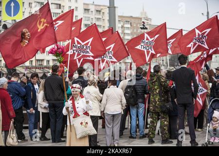 Teilnehmer mit komunistischen Flaggen an den Feierlichkeiten zum 1.. Mai in Moskau, Russland. (Foto von Celestino Arce/NurPhoto) Stockfoto