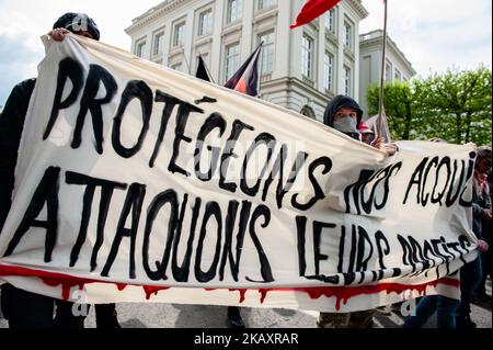 Am 1.. Mai 2018 versammelten sich mehrere Gewerkschafter auf dem Place Poelaert, der näher am Justizpalast in Brüssel, Belgien, liegt. Die Demostration marschierte auf dem Platz Rouppe in Brüssel, um für menschenwürdige Arbeitsbedingungen und ihre Rechte als Arbeitnehmer zu kämpfen. Mit dieser massiven Demonstration wollen tausende Menschen neue Rechte erobern, wie Gehaltserhöhungen, Regularisierung mit oder ohne Papiere, Sexismus und Rassismus stoppen usw. (Foto: Romy Arroyo Fernandez/NurPhoto) Stockfoto