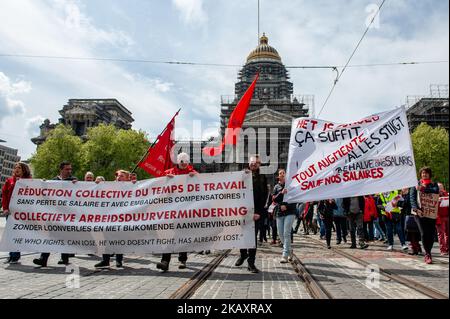 Am 1.. Mai 2018 versammelten sich mehrere Gewerkschafter auf dem Place Poelaert, der näher am Justizpalast in Brüssel, Belgien, liegt. Die Demostration marschierte auf dem Platz Rouppe in Brüssel, um für menschenwürdige Arbeitsbedingungen und ihre Rechte als Arbeitnehmer zu kämpfen. Mit dieser massiven Demonstration wollen tausende Menschen neue Rechte erobern, wie Gehaltserhöhungen, Regularisierung mit oder ohne Papiere, Sexismus und Rassismus stoppen usw. (Foto: Romy Arroyo Fernandez/NurPhoto) Stockfoto